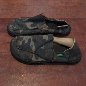 Sanuk kids shoes, size 1. Camo.